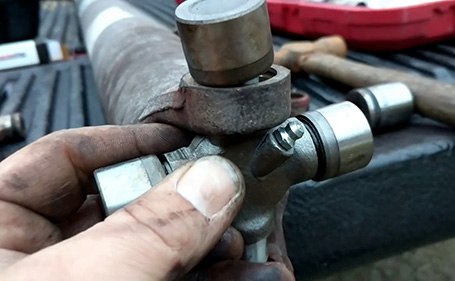 Causes and treatment of universal joint cross shaft wear